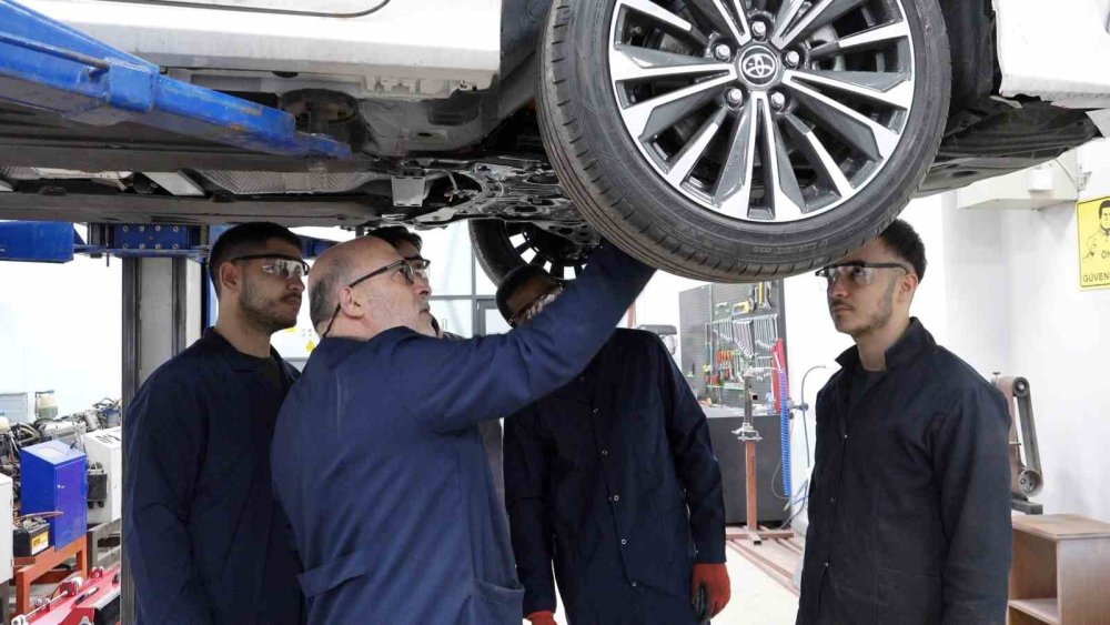 YÖK Yeni Mesleki Eğitim Modelini Konya ile Birlikte Yedi Pilot İlde Uygulayacak haber fotoğrafı