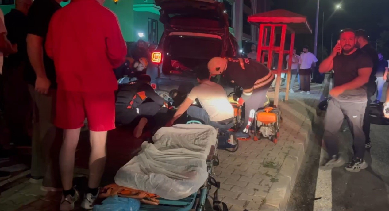 Erzincan'da motosiklet kazasında aracın altında sıkışan genç kurtarıldı haber fotoğrafı