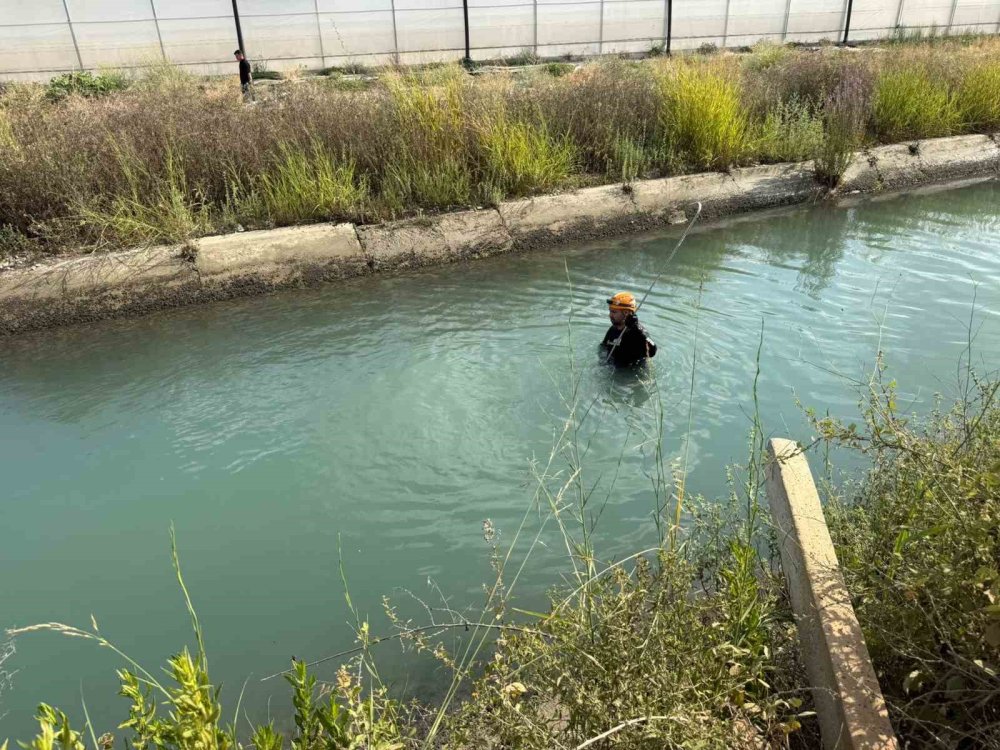 Antalya Serik'te Sulama Kanalı Kenarında Eşyaları Bulunan Sera İşçisi Aranıyor haber fotoğrafı