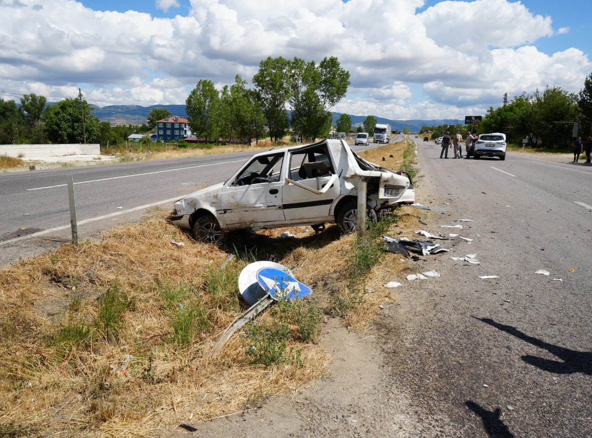 Cip ile otomobil çarpıştı - 1'i ağır 5 yaralı haber fotoğrafı
