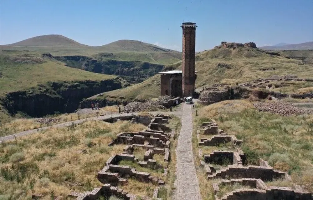 Ani Ören Yeri kazılarında Selçuklu dönemine ait dev erzak küpleri bulundu haber fotoğrafı