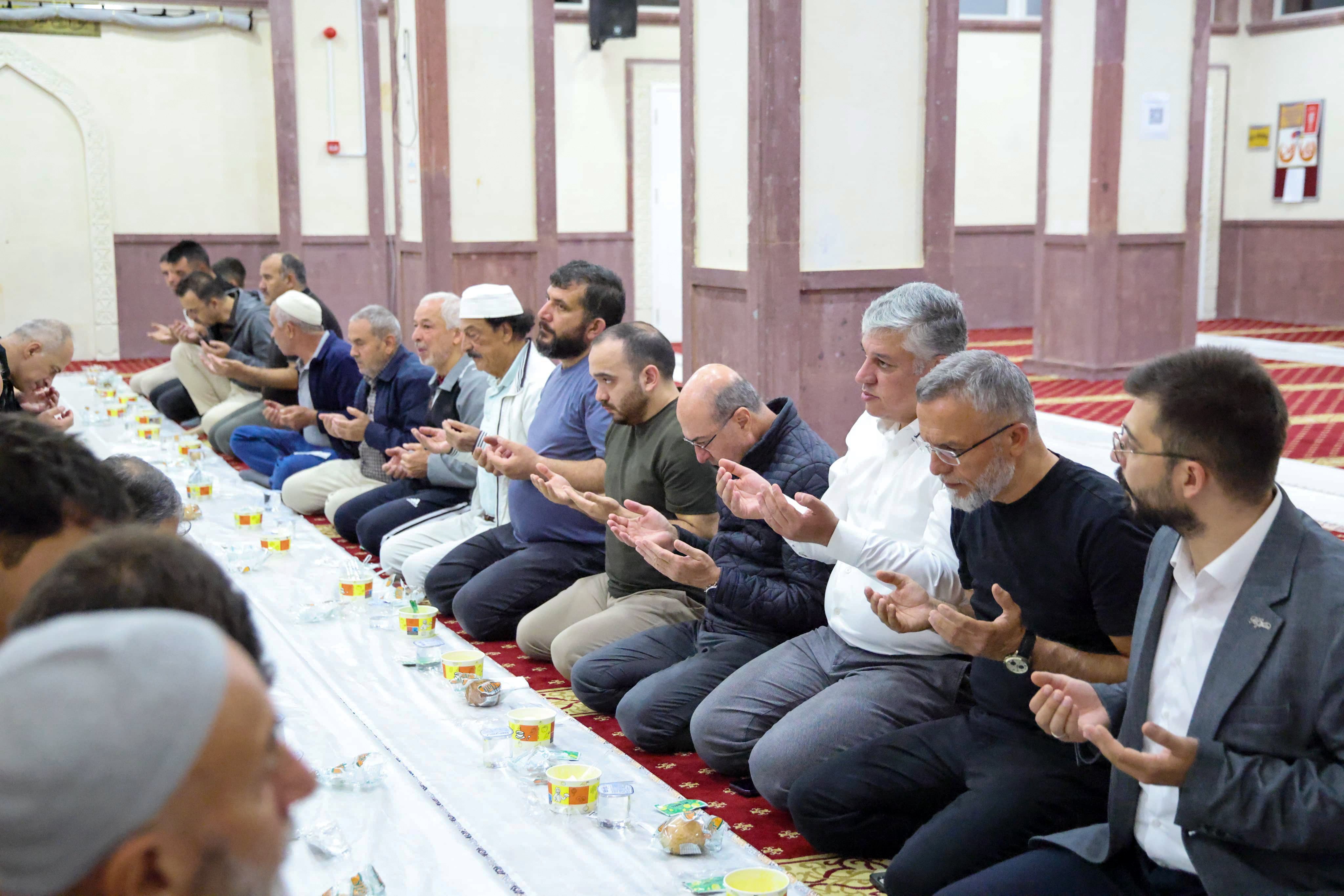 Başkan Ahmet Pekyatırmacı ailelerle sabah namazı programında bir araya geldi haber fotoğrafı