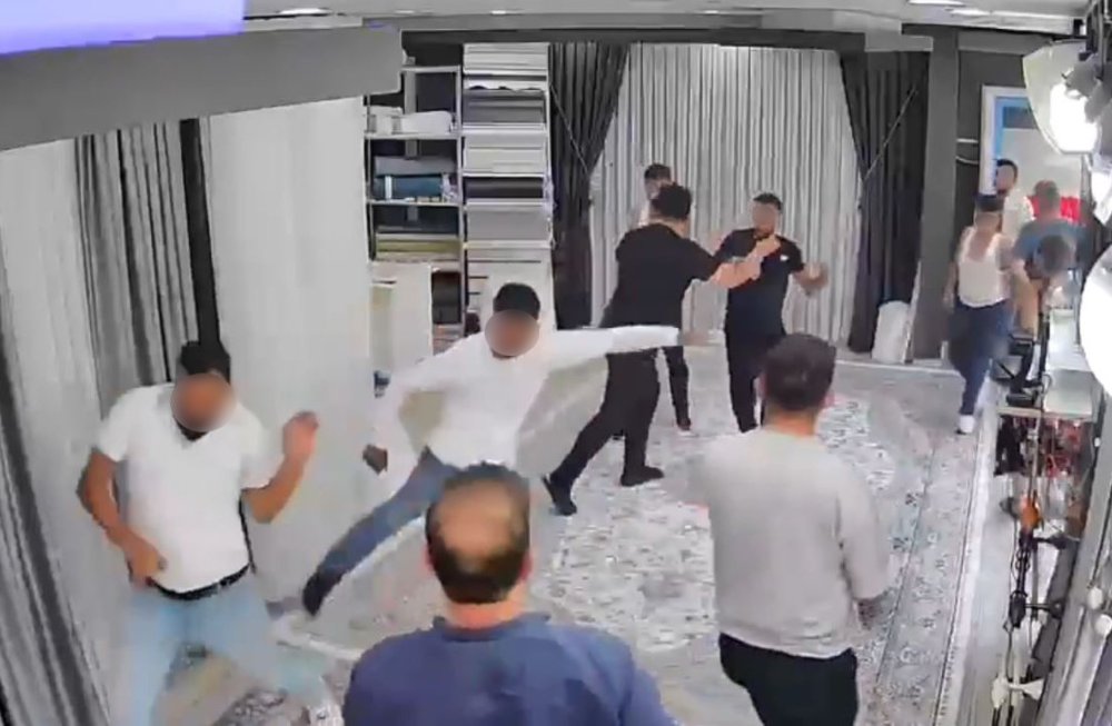 Sokaktaki Kavga İş Yerine Taşındı - Bıçaklı Ve Sopalı Grup Dükkanı Bastı haber fotoğrafı