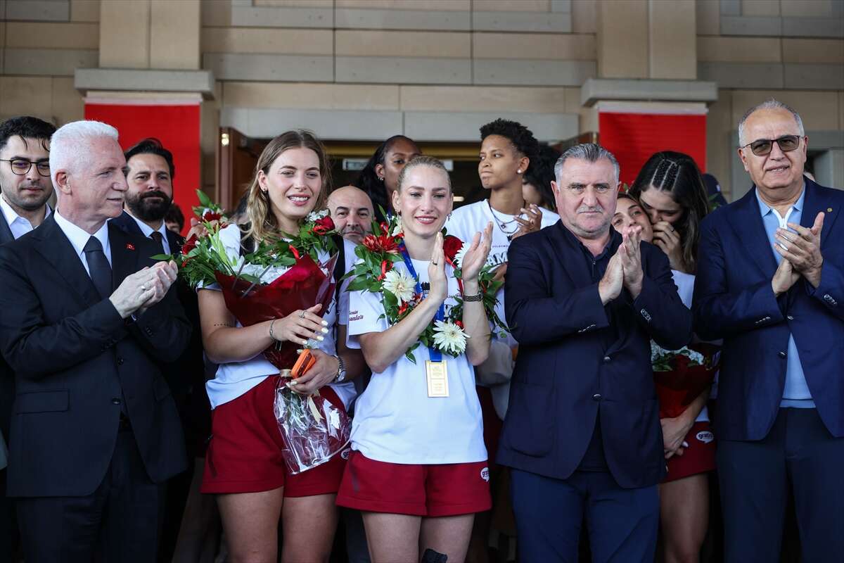 Şampiyon Filenin Sultanları Yurda Dönüşünde Coşkuyla Karşılandı haber fotoğrafı