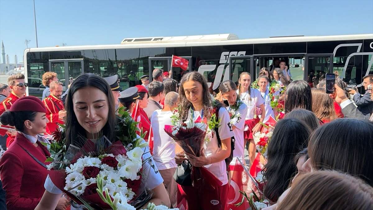 Şampiyon Filenin Sultanları Yurda Dönüşünde Coşkuyla Karşılandı haber fotoğrafı