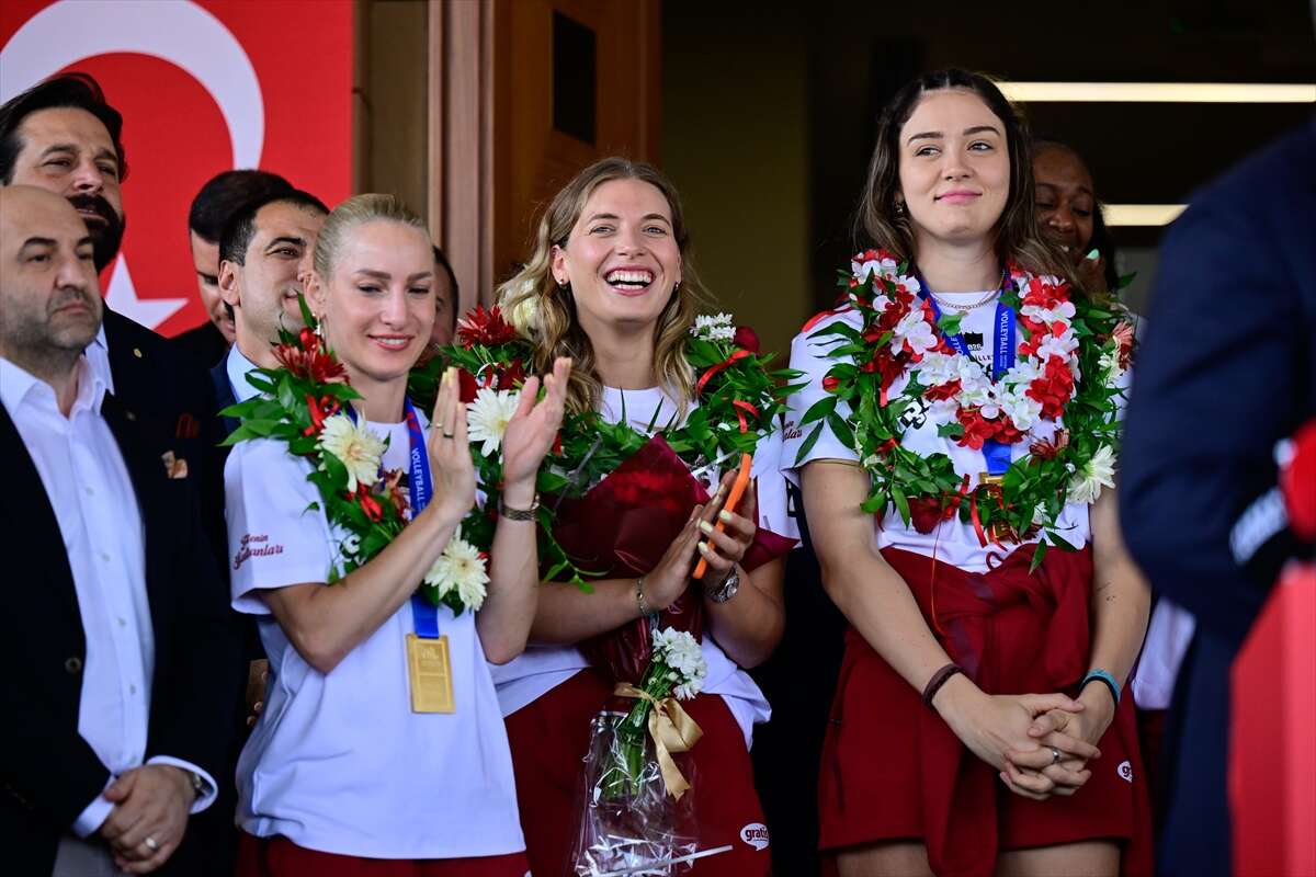 Şampiyon Filenin Sultanları Yurda Dönüşünde Coşkuyla Karşılandı haber fotoğrafı