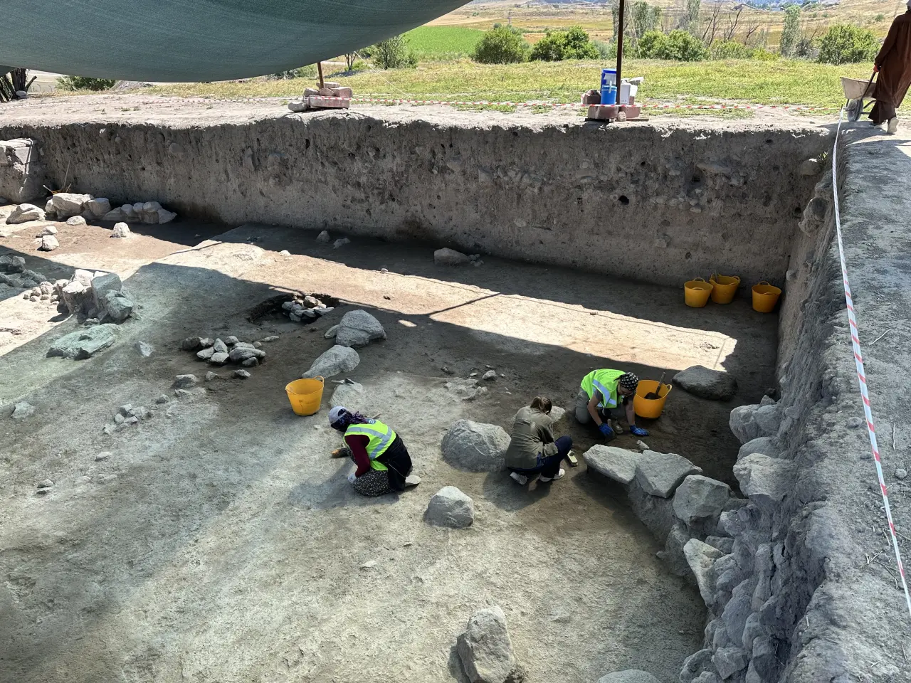 Konya Gökhöyük'te 5 bin yıllık insan yüzü kabartmalı küp bulundu haber fotoğrafı