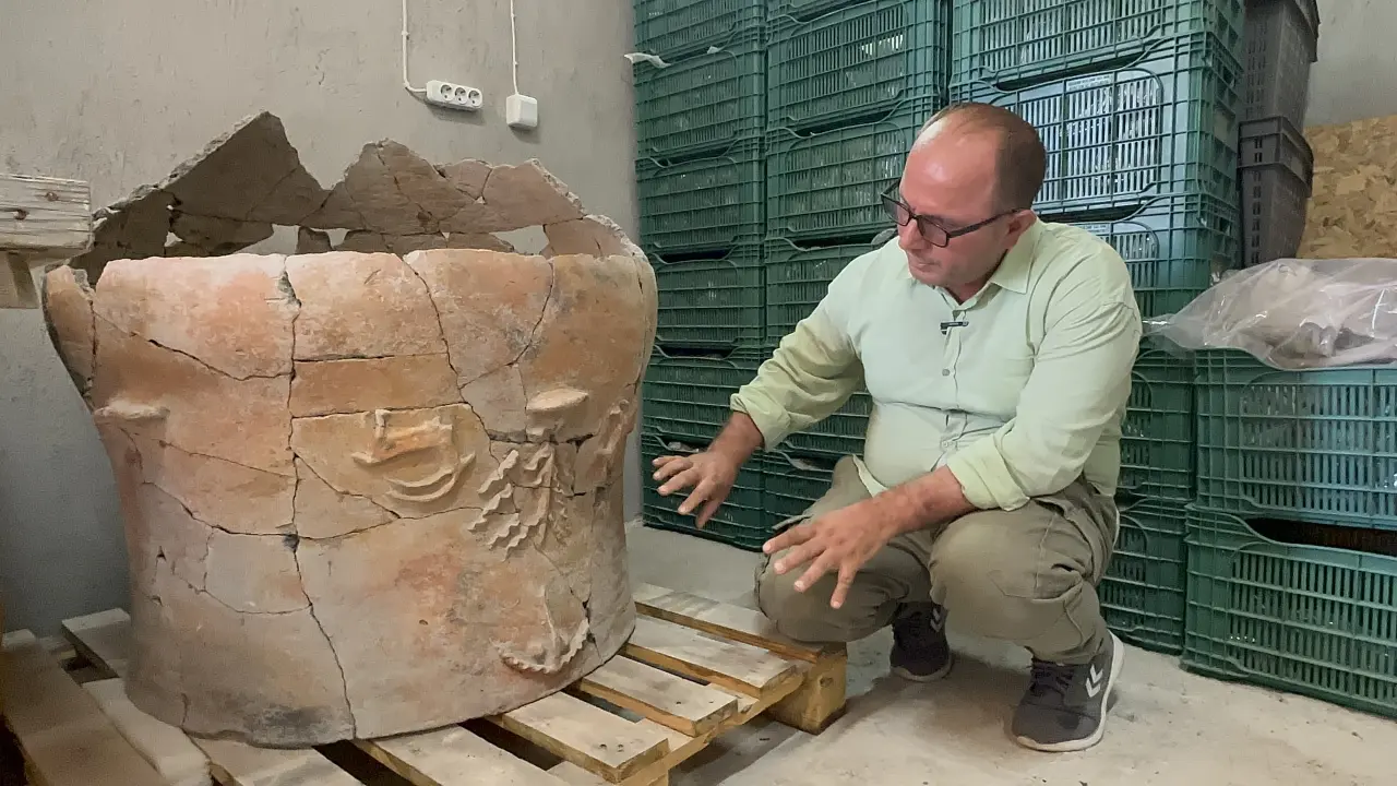 Konya Gökhöyük'te 5 bin yıllık insan yüzü kabartmalı küp bulundu haber fotoğrafı