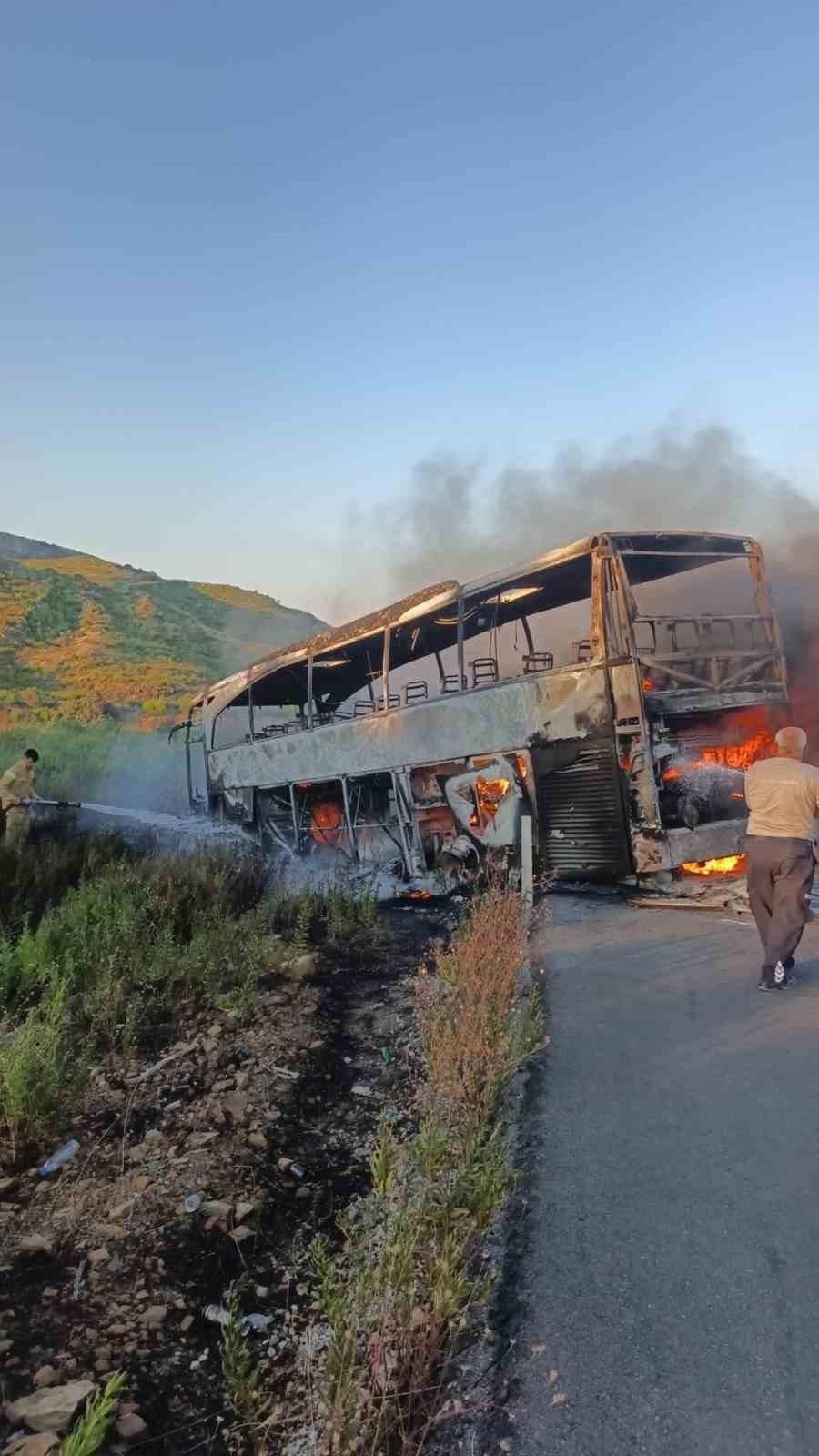 Antalya'da tünel çıkışında yanan yolcu otobüsündeki otuz kişi son anda tahliye edildi haber fotoğrafı