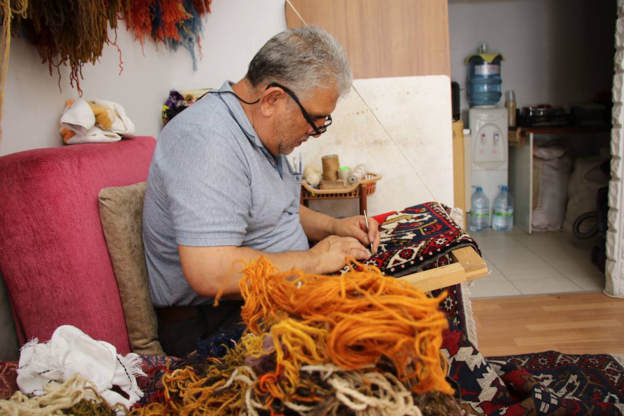 Eski halılara hayat veren Suat usta hatıraları yaşatıyor haber fotoğrafı
