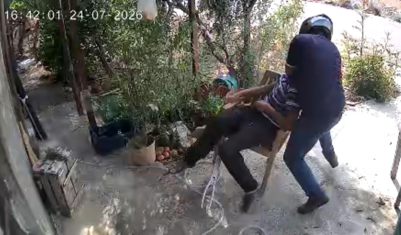 80 yaşındaki adamın boynunu kırmaya çalışıp feci şekilde darp etti! O anlar kameraya böyle haber fotoğrafı