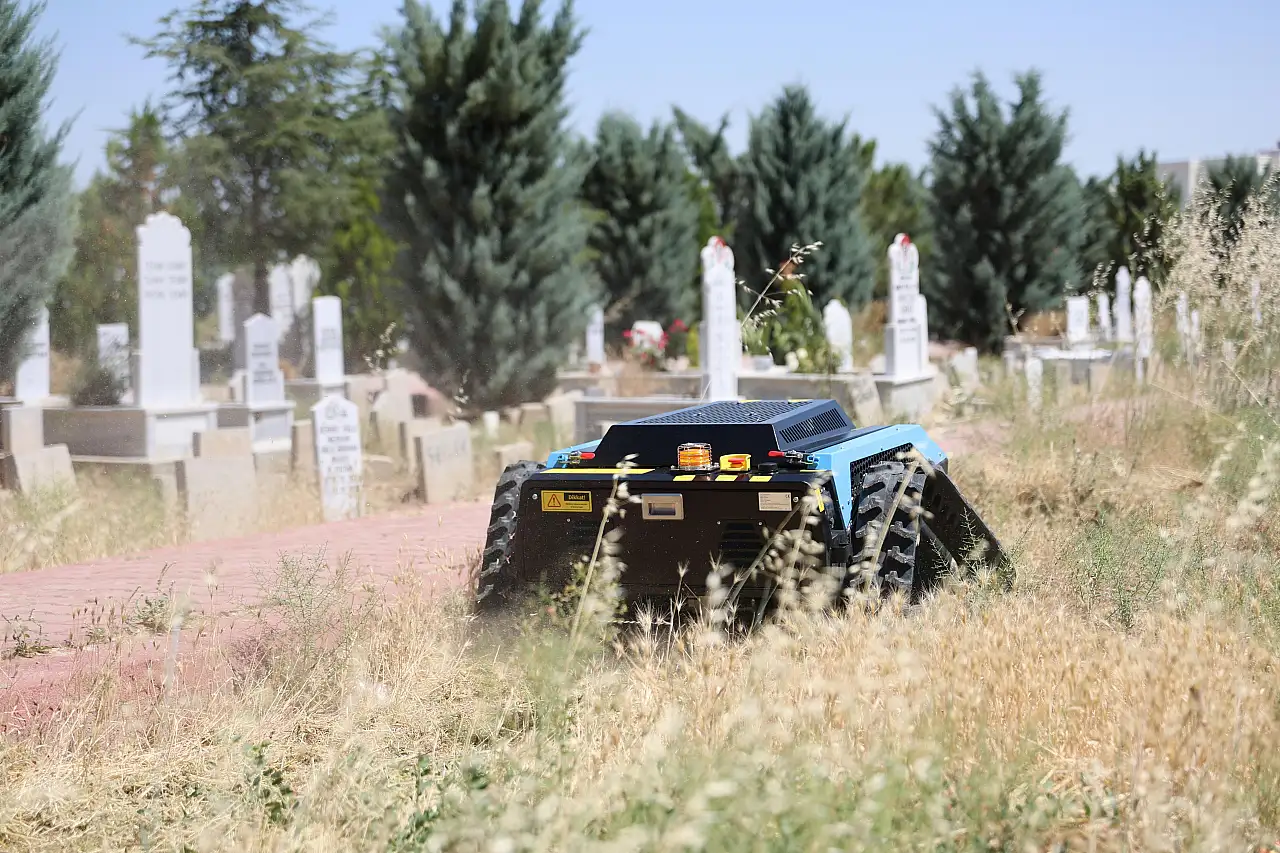 Konya Büyükşehir Belediyesi Mezarlık Temizliğinde Robot Kullanmaya Başladı haber fotoğrafı