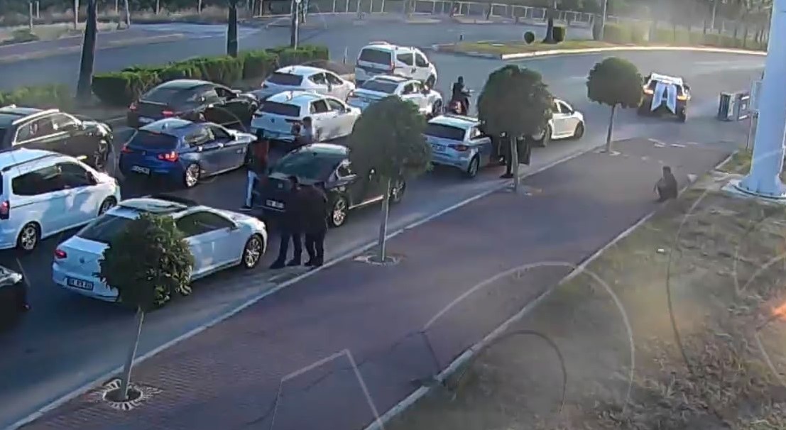 Mersin'de düğün konvoyuyla yolu kapatan sürücülere rekor ceza kesildi haber fotoğrafı