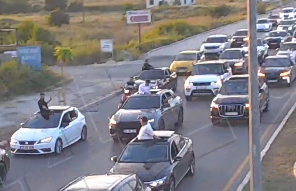 Mersin'de düğün konvoyuyla yolu kapatan sürücülere rekor ceza kesildi haber fotoğrafı