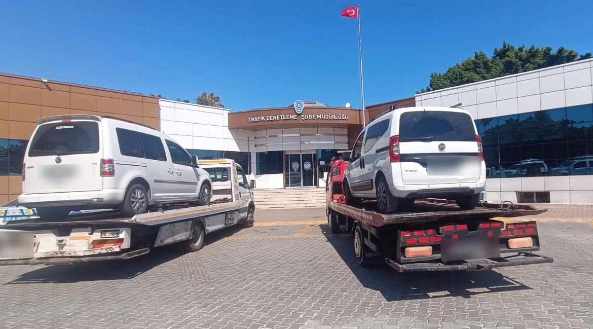 Mersin'de düğün konvoyuyla yolu kapatan sürücülere rekor ceza kesildi haber fotoğrafı