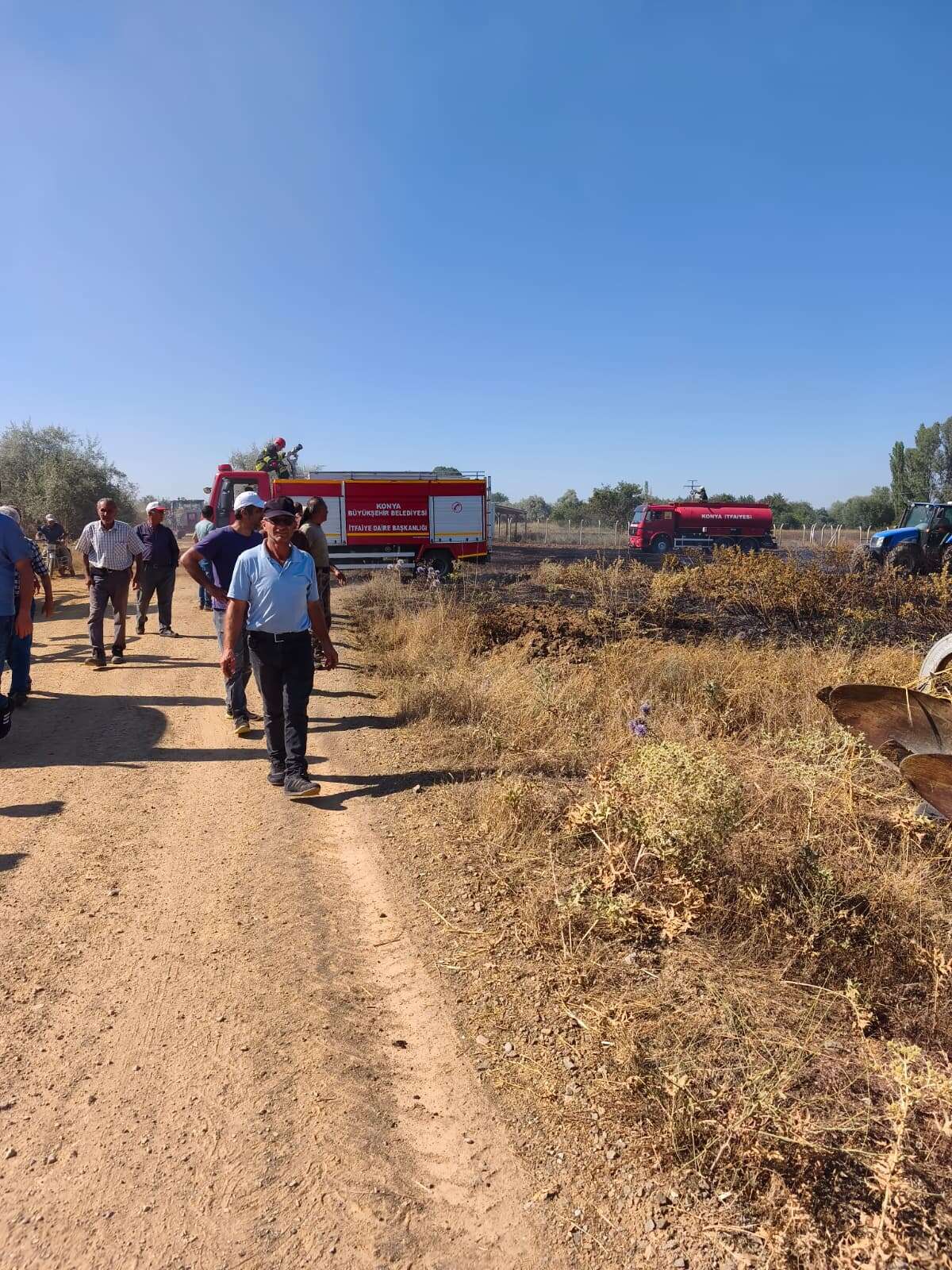 Konya Seydişehir'de buğday tarlası yangını itfaiye ekiplerince büyümeden söndürüldü haber fotoğrafı