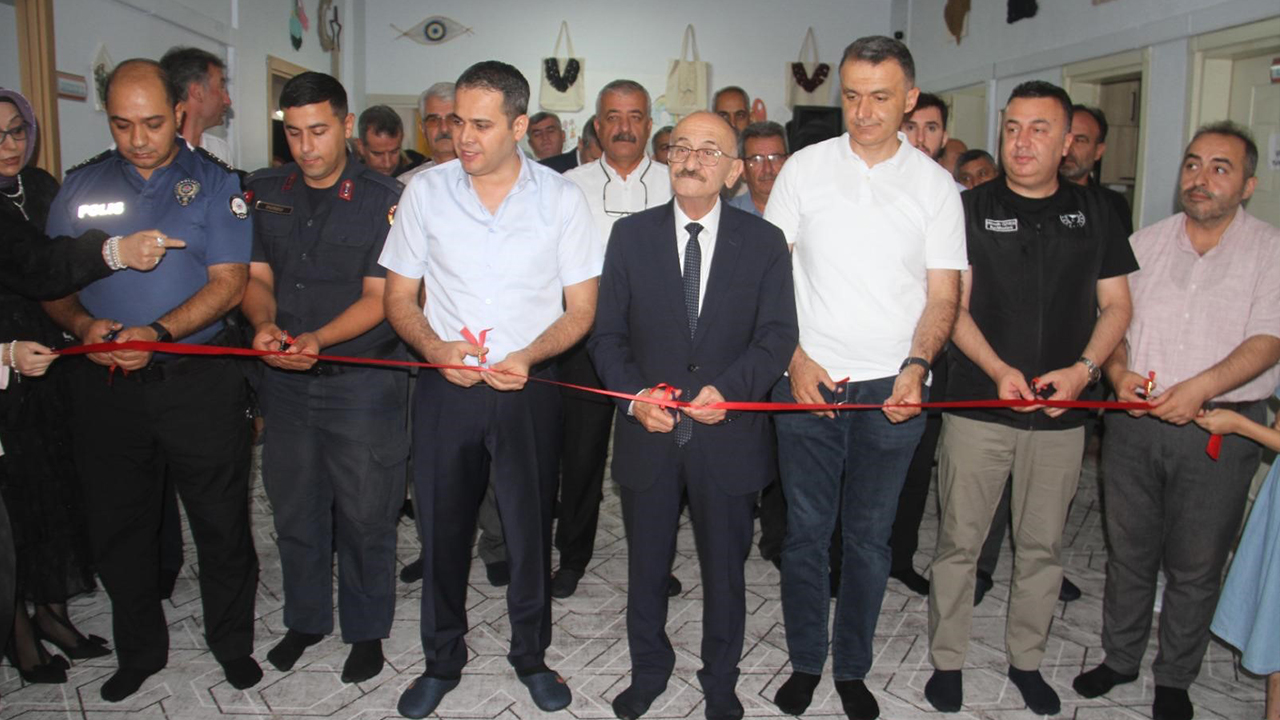 Beyşehir'de Aile Destek Merkezi kursiyeri kadınların el emeği sergisi açıldı haber fotoğrafı