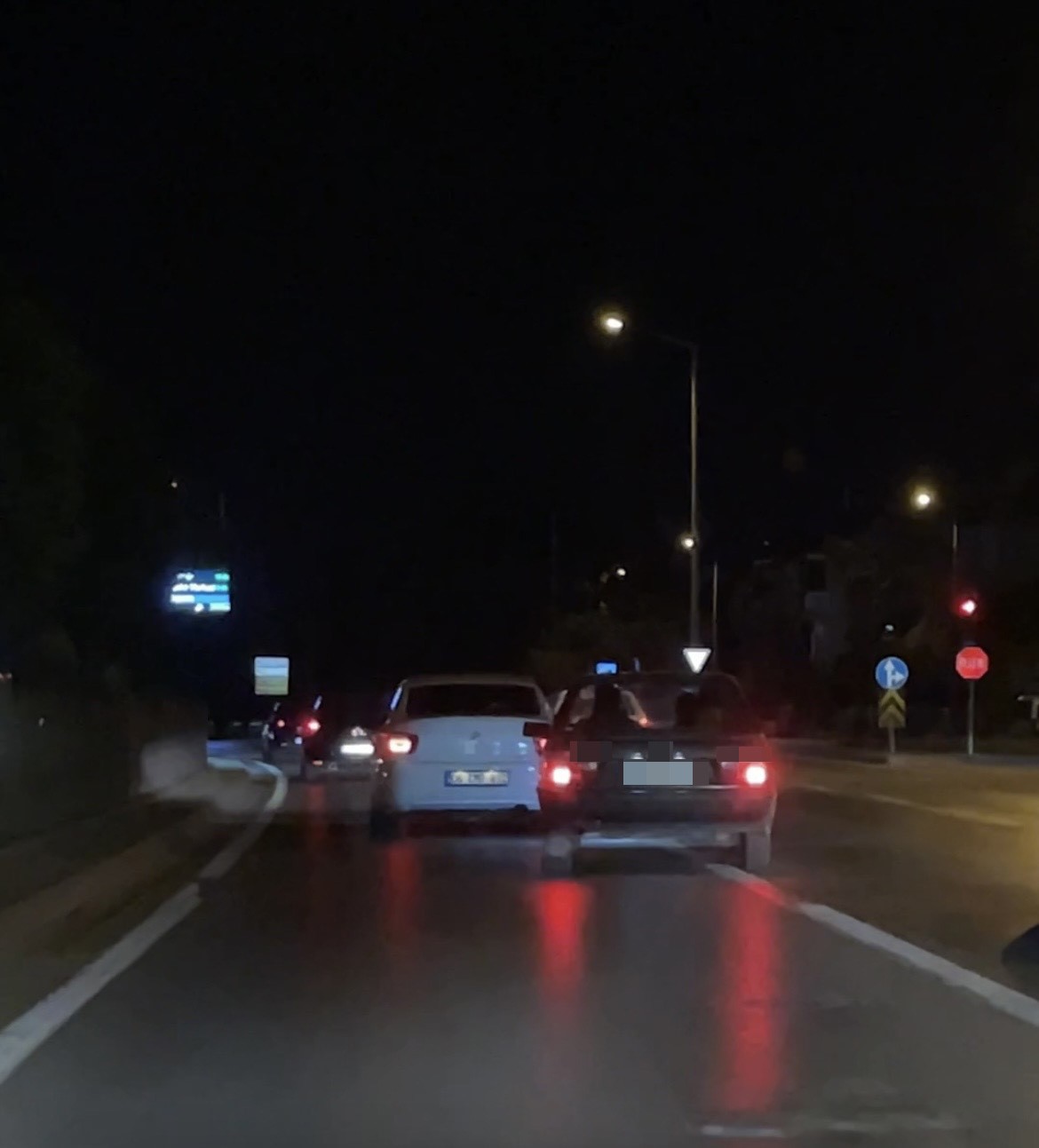 Konya Yeni İstanbul Caddesi'nde makas atan sürücü tehlike saçtı haber fotoğrafı