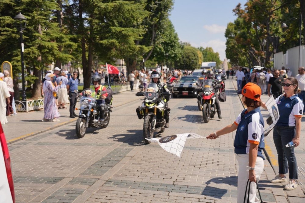 Anadolu Dostluk Rallisi İstanbul Sultanahmet Meydanı'ndan yola çıktı haber fotoğrafı