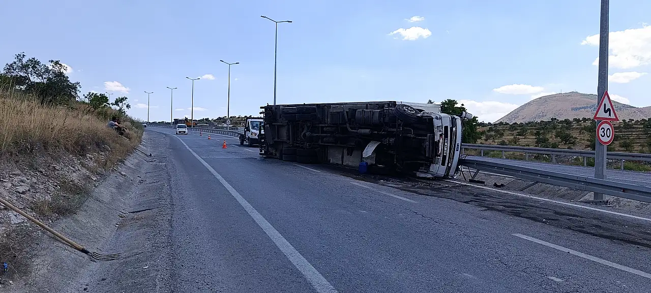 Kayseri Talas'ta yokuş aşağı inen tır devrildi sürücü yaralandı haber fotoğrafı