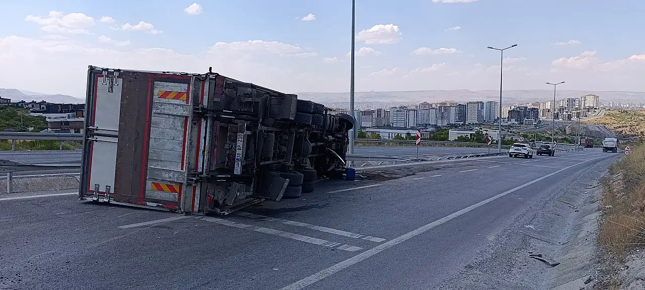 Kayseri'nin Talas ilçesinde yokuş aşağı inen tırın devrilmesi sonucu sürücü yaralandı haber fotoğrafı