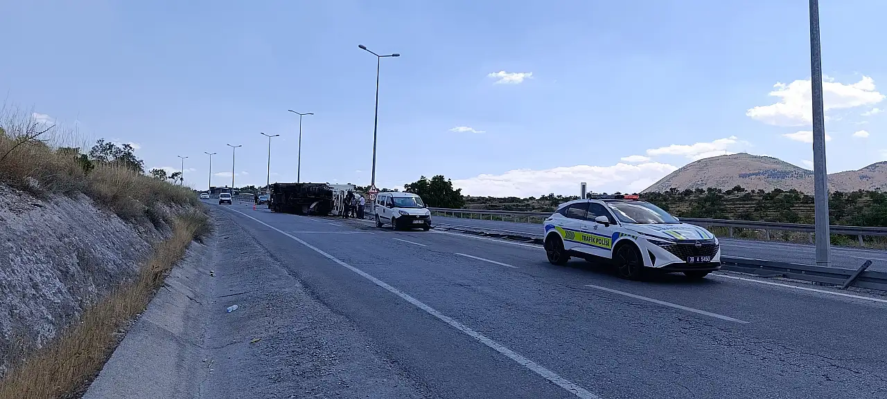 Kayseri'nin Talas ilçesinde yokuş aşağı inen tırın devrilmesi sonucu sürücü yaralandı haber fotoğrafı