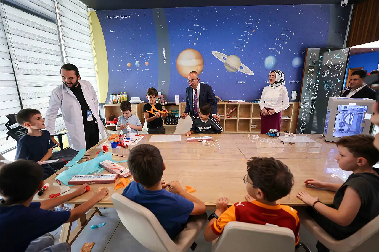 Konya'da miniklerden robotik şov - Geleceğin üreticileri burada yetişiyor haber fotoğrafı