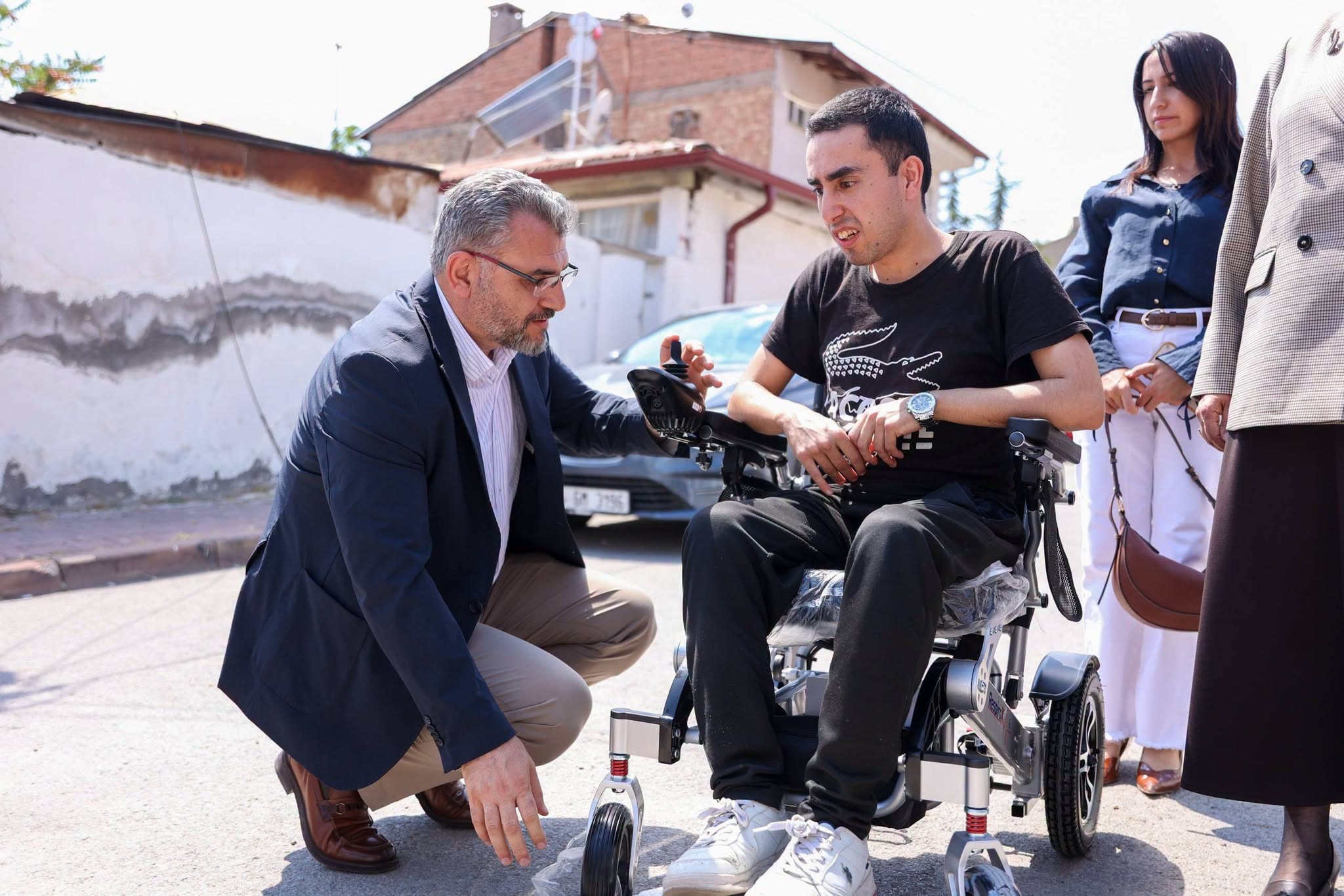 Sivas'ta iki engelli vatandaşa akülü araçları teslim edildi haber fotoğrafı