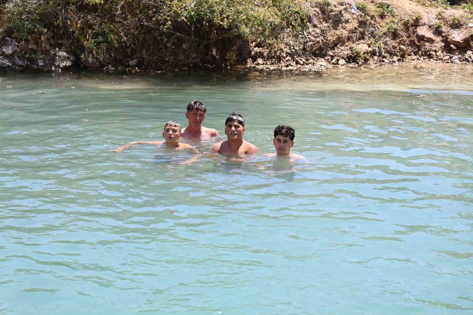 Sivas Uyuz Gölü yeniden su tuttu ve ziyaretçilerini ağırlamaya başladı haber fotoğrafı