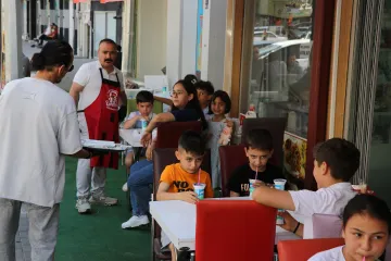 Sivaslı esnaf Adana'daki olaya tepki olarak çocuklara ücretsiz lahmacun dağıttı