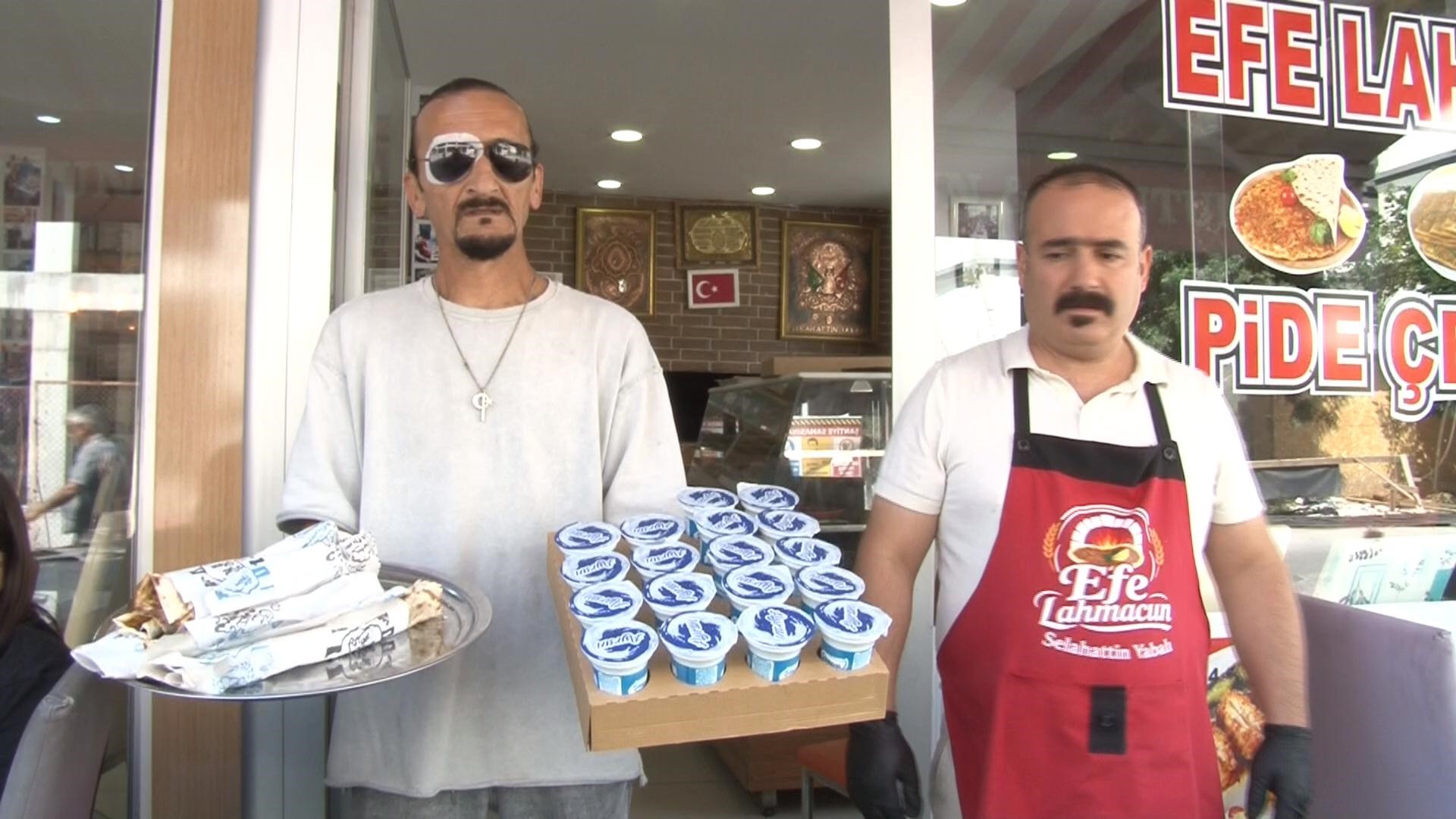 Sivaslı esnaf Adana'daki olaya tepki olarak çocuklara ücretsiz lahmacun dağıttı haber fotoğrafı