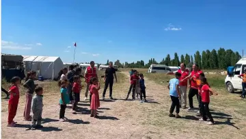 Seydişehir Kızılayı çadırlarda kalan mevsimlik tarım işçileriyle buluştu