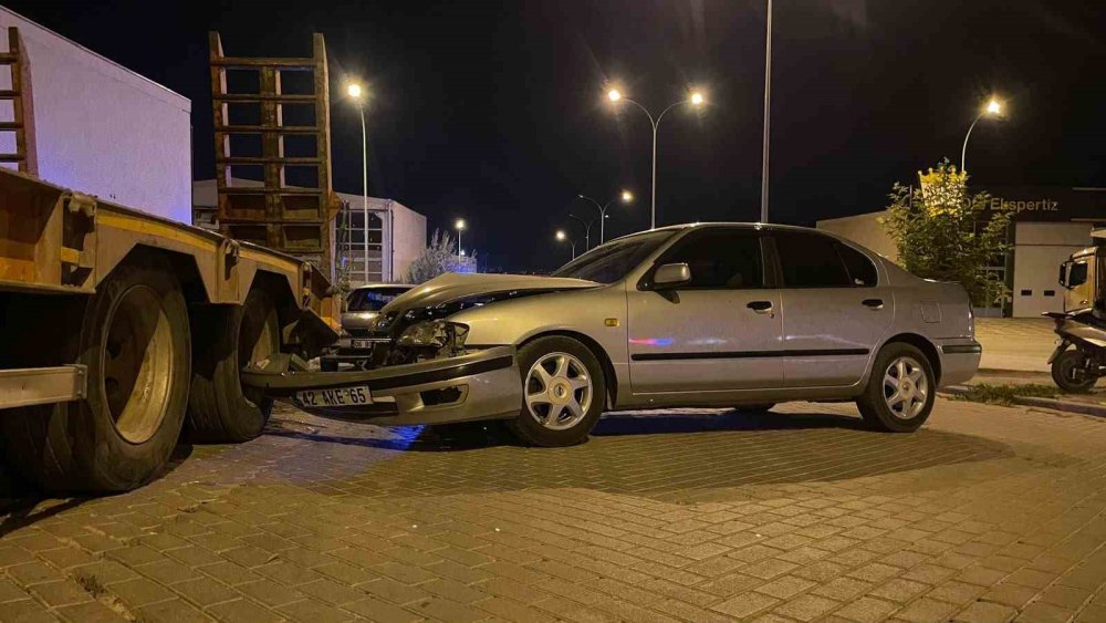 Konya plakalı otomobil park halindeki tıra arkadan çarptı haber fotoğrafı