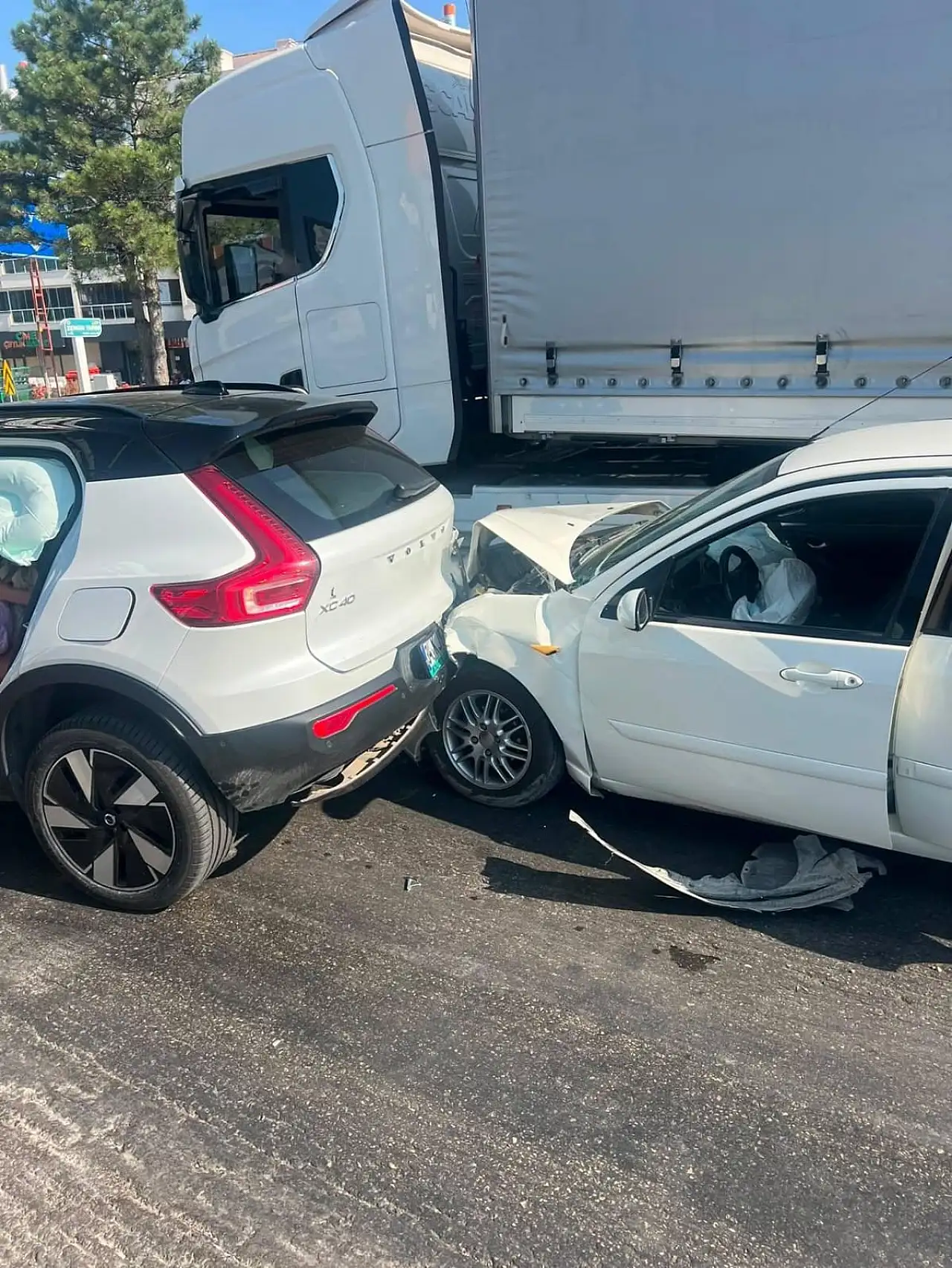 🚨 Acil Konya'da otomobiller birbirine girdi! 2 yaralı Asayiş | Konya/Genel | Konya'nin Sesi haber fotoğrafı
