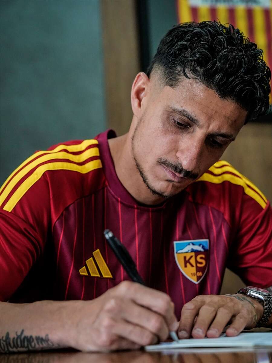 Süper Lig’den düşen Kayserispor kadrosuna 15 yeni futbolcu dahil etti haber fotoğrafı