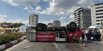 Konya'da görev yolundaki itfaiye aracının kaza yapması sonucu iki personel yaralandı
