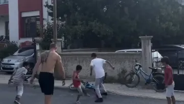 Konyasporlu Forvet Oyuncusu Mahallede Çocuklarla Futbol Oynadı