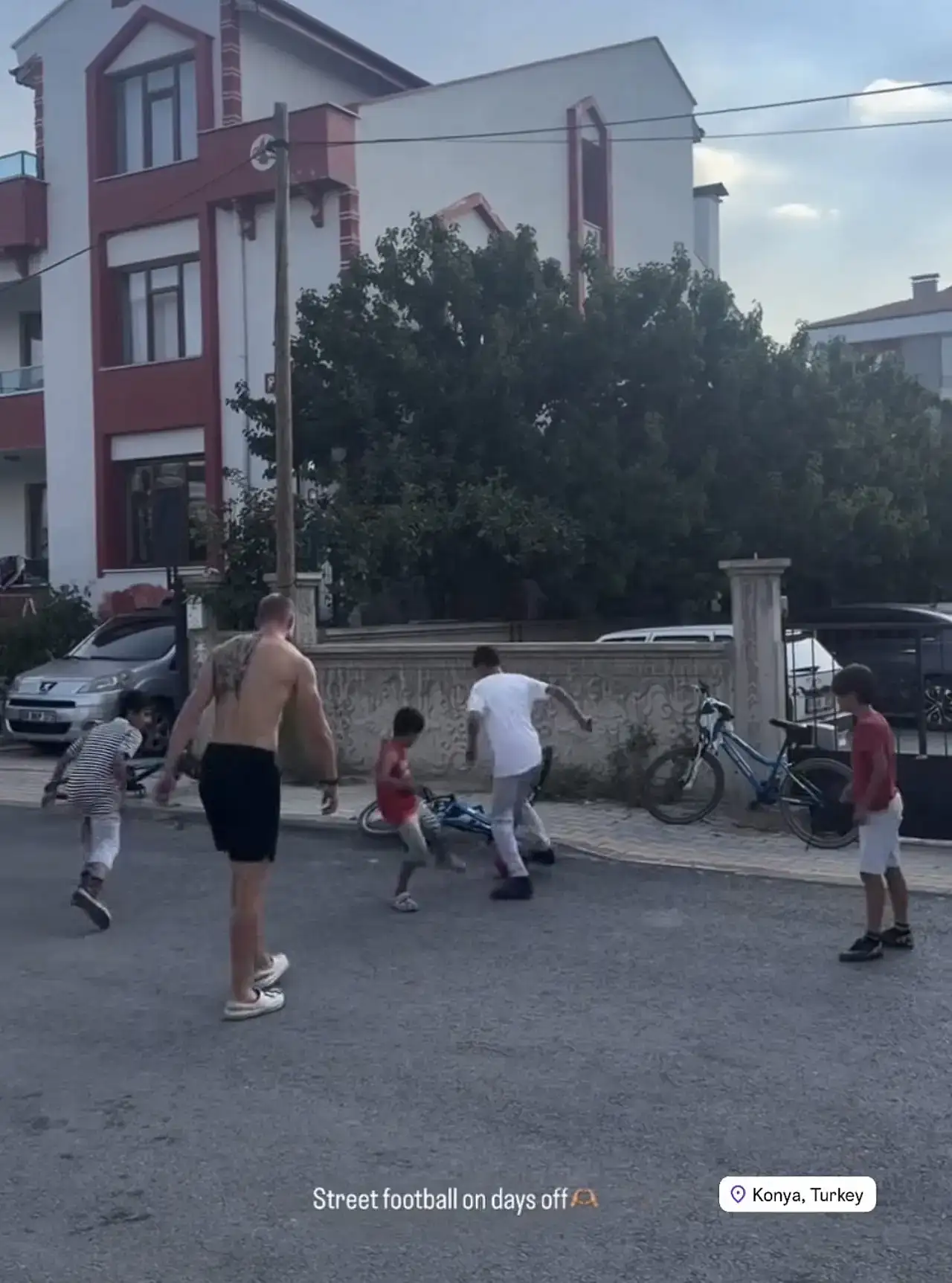 Konyasporlu Forvet Oyuncusu Mahallede Çocuklarla Futbol Oynadı haber fotoğrafı