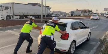 Konya'da Yolda Kalan Sürücüye Trafik Jandarması Yardım Etti