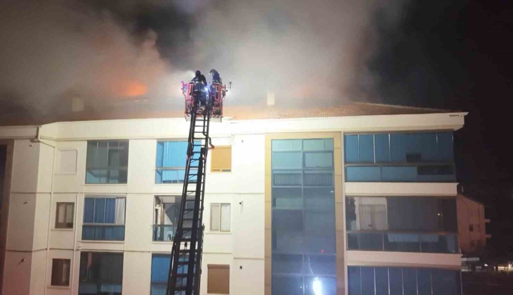 Konya'da elektrik panosunda başlayan yangın apartmanın çatısına yayıldı haber fotoğrafı