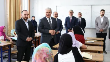 Vali İbrahim Akın TÜGVA Yaz Okulu ve Özel Genç KOMEK Sınıflarını Ziyaret Etti