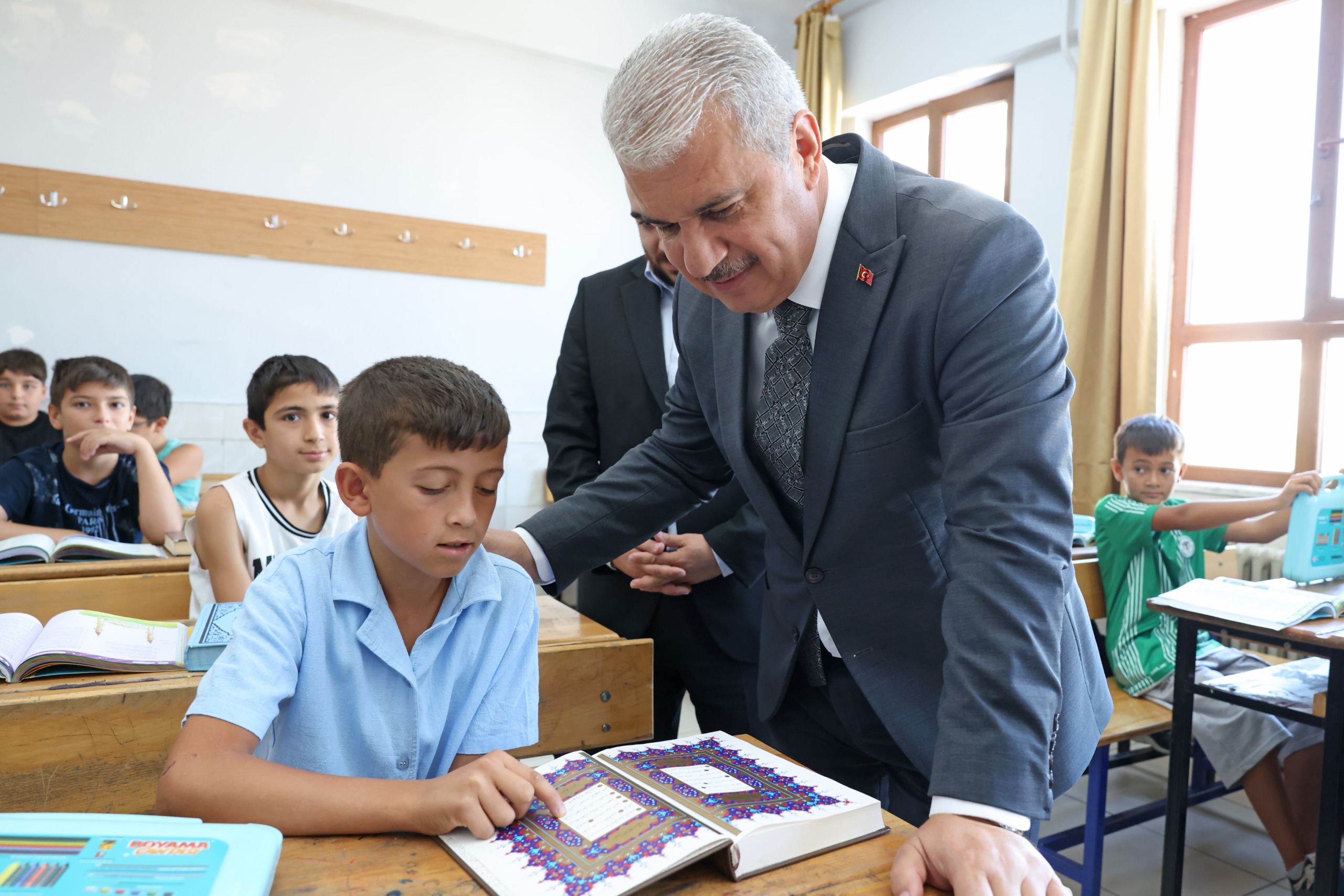 Vali İbrahim Akın TÜGVA Yaz Okulu ve Özel Genç KOMEK Sınıflarını Ziyaret Etti haber fotoğrafı