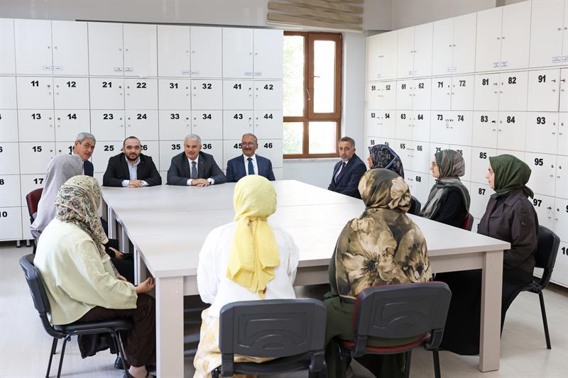 Vali İbrahim Akın TÜGVA Yaz Okulu ve Özel Genç KOMEK Sınıflarını Ziyaret Etti haber fotoğrafı