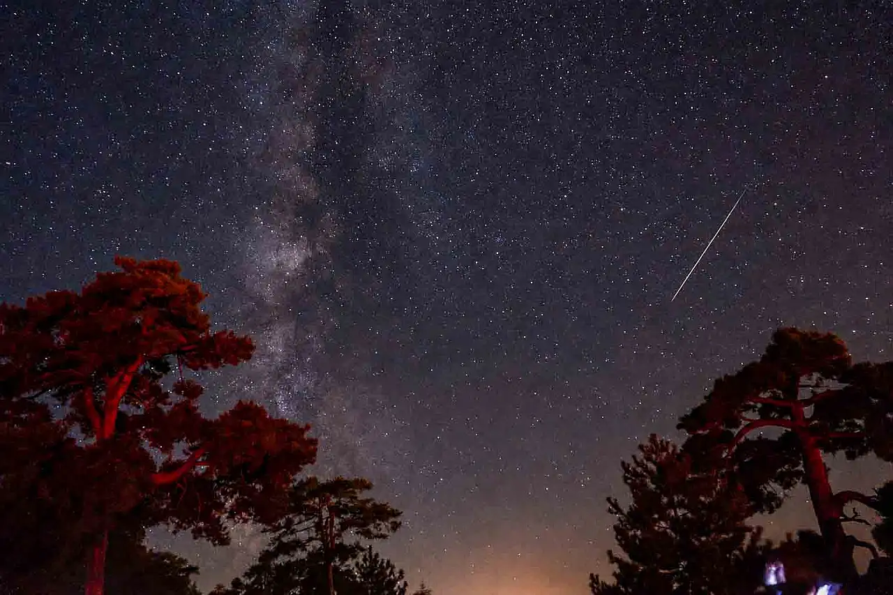 Konya'da gökyüzü açık hava sinemasına dönüştü! Meteor yağmurunu izlediler haber fotoğrafı