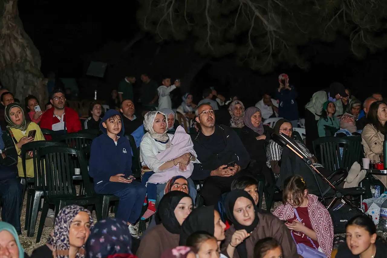 Konya'da gökyüzü açık hava sinemasına dönüştü! Meteor yağmurunu izlediler haber fotoğrafı