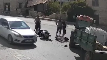 Bir anda oldu! Traktörle motosiklet böyle çarpıştı