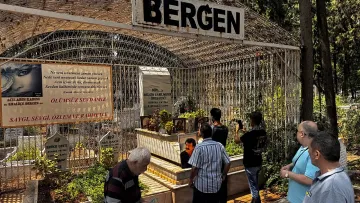 Şarkıcı Bergen ölümünün 37. yıl dönümünde Mersin'de kabri başında anıldı