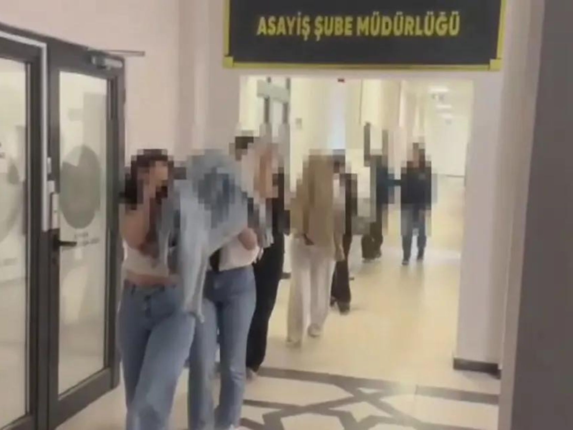 5 Mekana Düzenlenen Fuhuş Operasyonunda Çok Sayıda Kişi Gözaltına Alındı haber fotoğrafı