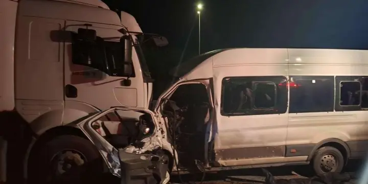 Servis minibüsü ile kamyonun çarpıştığı kazada 1 kişi öldü 14 işçi yaralandı