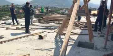 Eşini ve kayınvalidesini bıçaklayan şüpheli çatıda canlı yayın yaptı